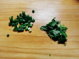 2、酸汤龙利鱼,香菜切小段 葱切小圈