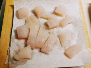 3、酸汤龙利鱼,龙利鱼清洗干净 切块  放厨房用纸上吸干水分