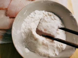 4、酸汤龙利鱼,裹上薄薄一层面粉