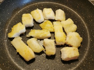 5、酸汤龙利鱼,起油锅 油热放入鱼块  煎至两面金黄 备用