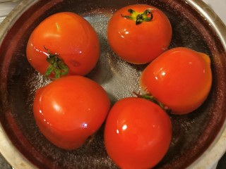 6、酸汤龙利鱼,番茄清洗干净 放入开水中汆烫