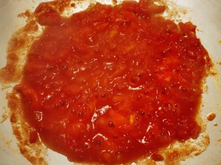 8、酸汤龙利鱼,放入炒锅中 加热