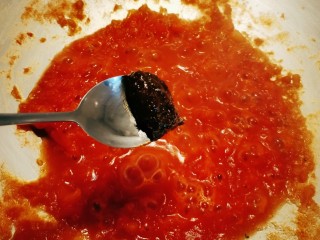 9、酸汤龙利鱼,炒至番茄软烂 放入豆瓣酱