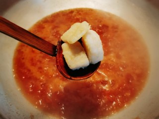 12、酸汤龙利鱼,大火烧开 放入煎好的鱼块 煮5分钟左右