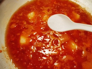 13、酸汤龙利鱼,放入盐 胡椒粉