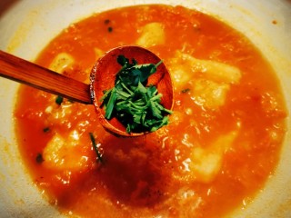 15、酸汤龙利鱼,放入香菜 关火