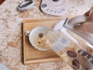 8、蔓越莓银耳羹简易养生壶版,装盘