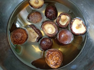 1、排骨胡萝卜鲜虾汤,香菇浸泡清水1小时。