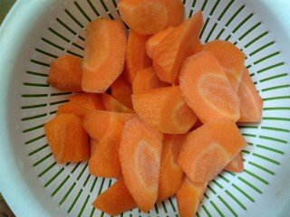 2、排骨胡萝卜鲜虾汤,胡萝卜去皮滚刀切块，葱花备用。