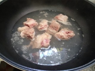 3、排骨胡萝卜鲜虾汤,锅里适量水烧开，放入排骨焯一下，去除血水，洗净。