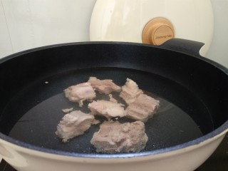 4、排骨胡萝卜鲜虾汤,锅里重新倒入适量清水，盖上盖煮开。