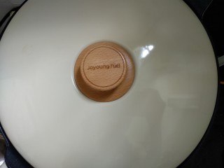 6、排骨胡萝卜鲜虾汤,盖上盖，转文火慢慢煮。