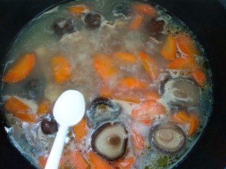 7、排骨胡萝卜鲜虾汤,煮至胡萝卜熟透，放入3小勺盐。