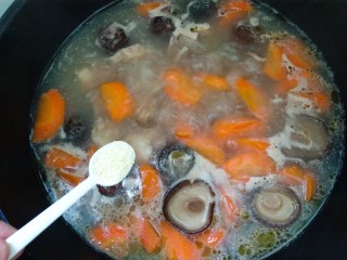 8、排骨胡萝卜鲜虾汤,放入1小勺鸡精。