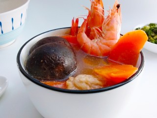 11、排骨胡萝卜鲜虾汤,吃时撒上葱花。