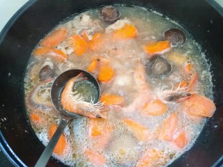 9、排骨胡萝卜鲜虾汤,最好放入虾，煮一会虾变红色即可关火。