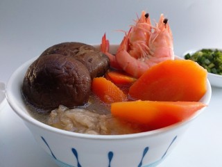 10、排骨胡萝卜鲜虾汤,盛入碗里。