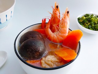 12、排骨胡萝卜鲜虾汤,很鲜美。