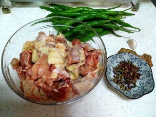 1、青椒鸡,把材料准备好。