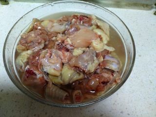 2、青椒鸡,把鸡肉放入小碗里，用清水泡出血水。