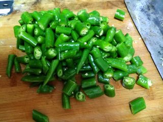 3、青椒鸡,把青椒洗干净，改刀成小节状。