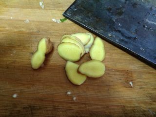 4、青椒鸡,把姜蒜洗净，切成片状。