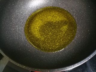 5、青椒鸡,热锅冷油，把油温烧到170度。