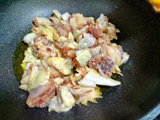 6、青椒鸡,下入鸡肉块，把鸡肉块炒到翻白色。