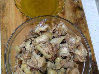 7、青椒鸡,把鸡肉捞出。鸡肉和油分开。