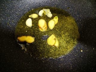 8、青椒鸡,重新往锅里加入油，下入姜蒜片。慢慢的把姜蒜的味道炒出来。