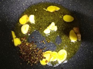 9、青椒鸡,下入干花椒，把花椒炒出香味。必须是小火。