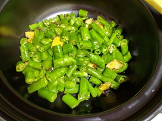 11、青椒鸡,青椒炒好后，倒入砂锅里。燃气开小火。慢慢的炒出青椒香味。