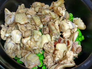 12、青椒鸡,把鸡肉倒在青椒上，然后用木铲翻炒。同时加入盐和生抽、蚝油。