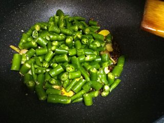 10、青椒鸡,把青椒倒入锅里，翻炒至5成熟。