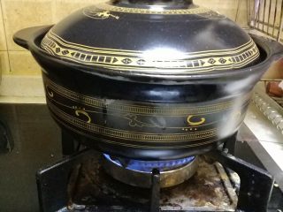 14、青椒鸡,把砂锅盖盖上，然后用小火慢慢炖一下鸡肉。让青椒的味道渗进鸡肉里。