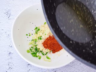 5、酸汤面,再把食用油烧热后倒进去备用