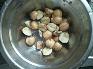 1、百变水果  木瓜汤,莲子去掉芯洗干净