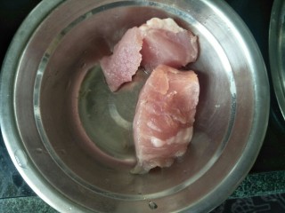 2、百变水果  木瓜汤,猪肉洗干净