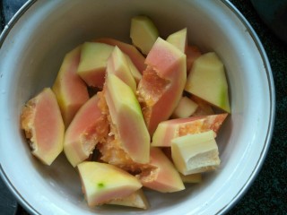 4、百变水果  木瓜汤,木瓜去皮切块