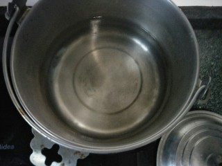 6、百变水果  木瓜汤,锅内放入适量的水