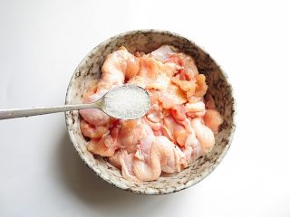 3、《中餐厅》喊你来吃豆瓣鸡,鸡肉块加入一勺盐揉搓一下