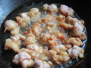 7、《中餐厅》喊你来吃豆瓣鸡,锅内烧热，注入小半锅食用油，烧至6分热，放入鸡块慢火炸