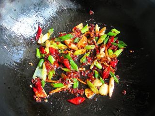 10、《中餐厅》喊你来吃豆瓣鸡,倒入豆瓣酱翻炒几秒钟