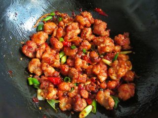 11、《中餐厅》喊你来吃豆瓣鸡,倒入鸡块翻炒1分钟，不用加盐，腌渍过了的