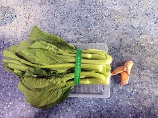 1、白灼菜心,食材准备：菜心，蒜头
