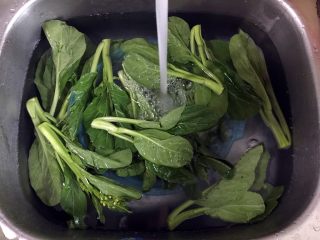 2、白灼菜心,2）放水里泡上半小时，半小时后捞起来沥干水。
