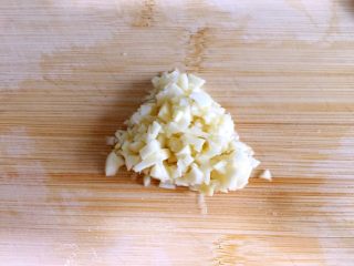 3、白灼菜心,3）蒜头剥皮，切碎。