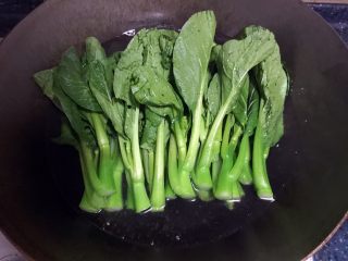 7、白灼菜心,30秒后把菜心放倒在锅里烫，等水烧开后翻另一面