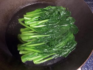 9、白灼菜心,烫2分钟时间就可以了，太久会变黄烂掉，吃起来口感不好。