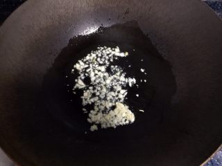 11、白灼菜心,热锅，放入油加热，放入蒜末爆香。